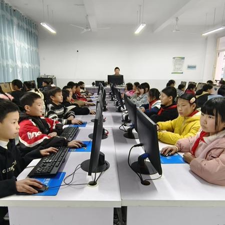 Hvordan styrkede Sun Haiqing fra Jiangsu Jutian hjembyuddannelse via computerdonationer?